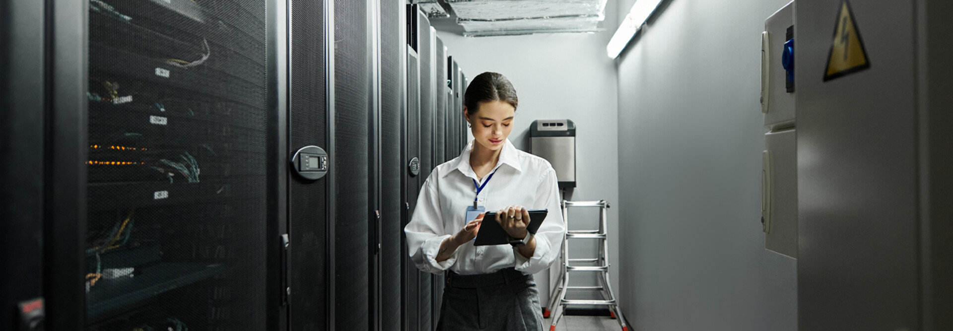 IT professional monitoring data center
