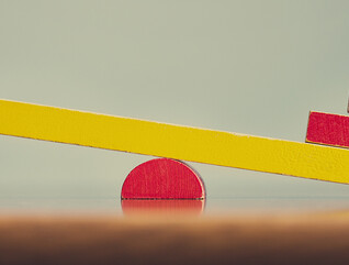 Swing balancer showing unbalanced concept