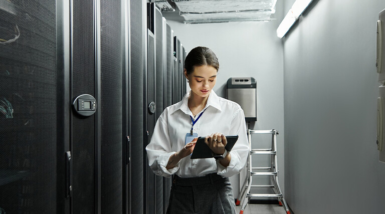 IT professional monitoring data center