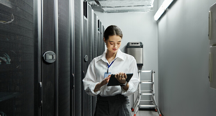 IT professional monitoring data center