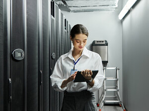 IT professional monitoring data center
