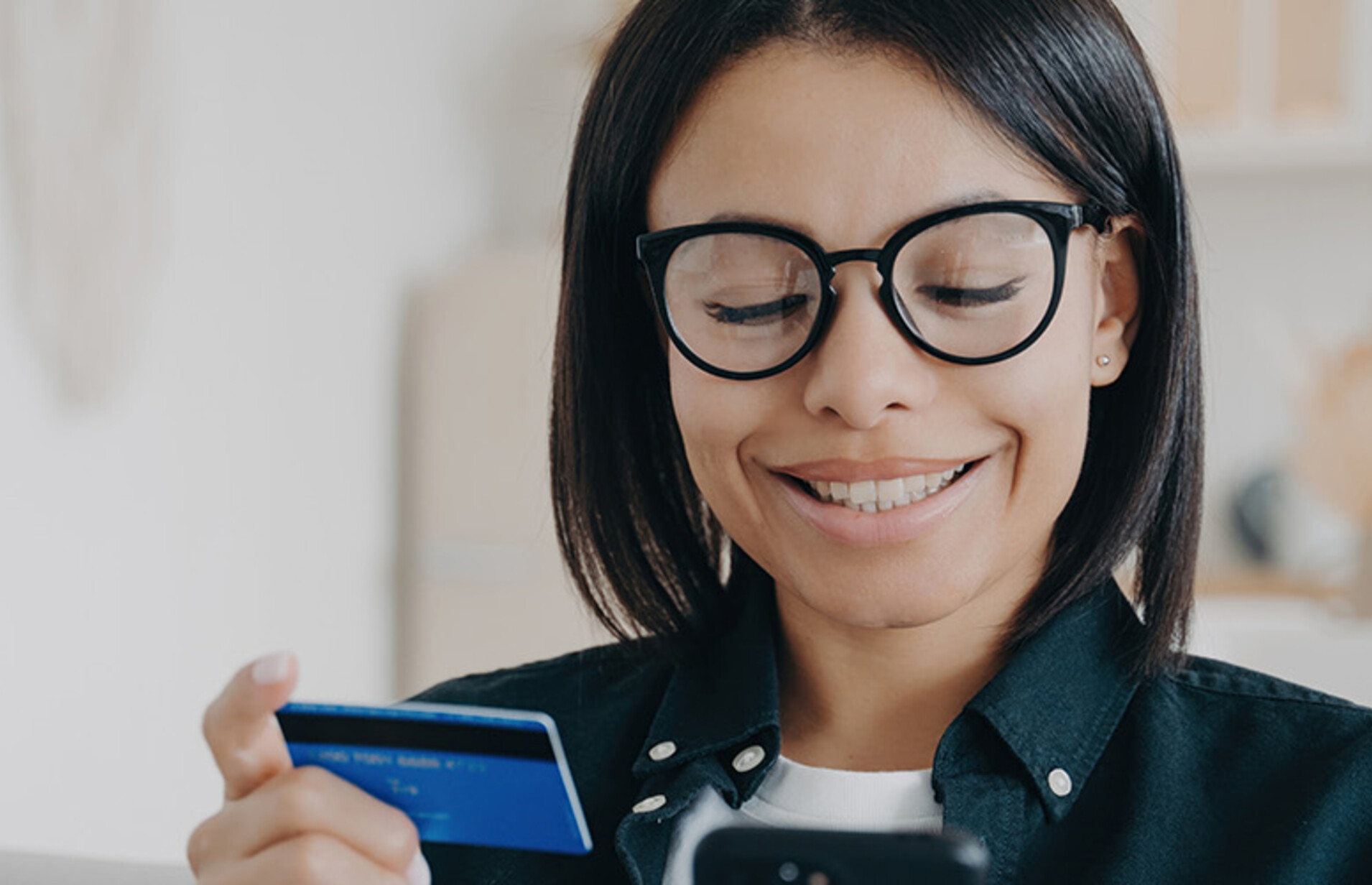 Person paying with card and a phone