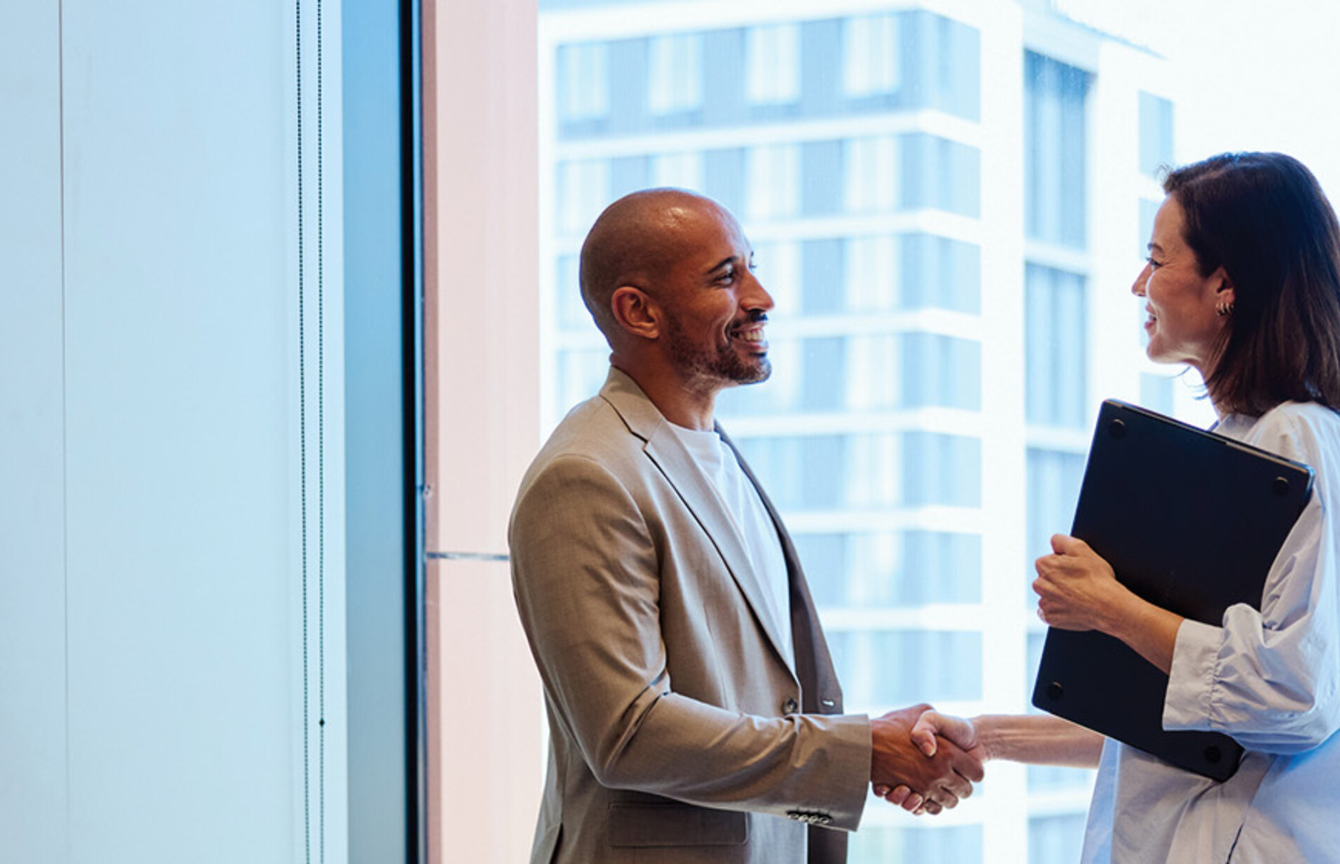 A business meeting ends with a handshake